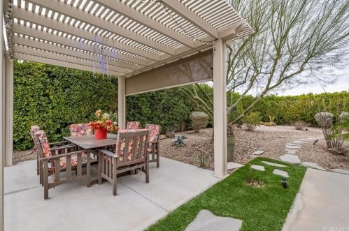 15 Napoleon Rd, Rancho Mirage CA  92270-2715 exterior