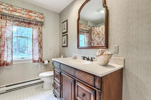16 Montauk Ave, Stonington, CT 06378-2315