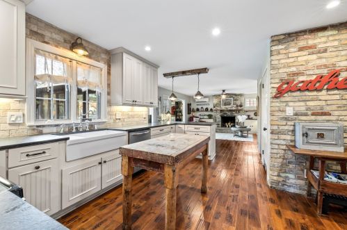 1030 Keats Cir, Oconomowoc, WI 53066-4322