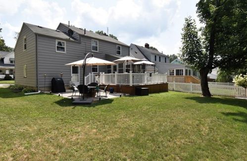 209 Taylor Ave, Hermitage, PA 16146-3737