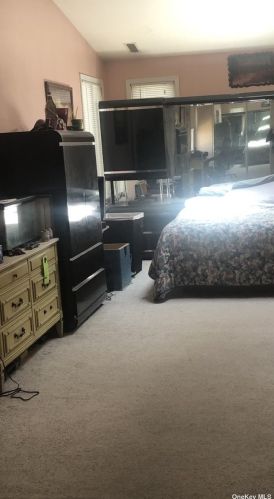 952 Washington Ave, Westbury NY  11590-6038 exterior