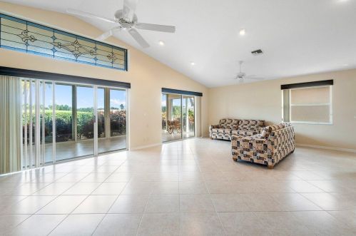 7435 Modena Dr, Boynton Beach, FL 33437-6064
