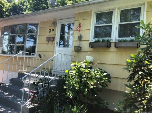 39 Barnes Dr, Garnerville, NY 10923-1728