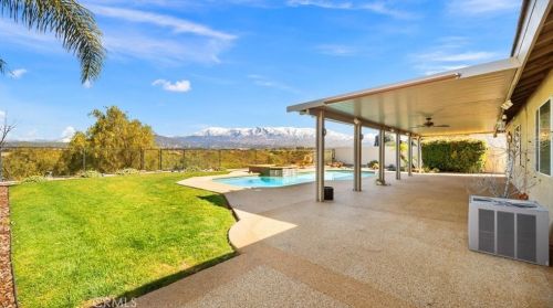 712 Windbound Ave, Beaumont CA  92223-7093 exterior