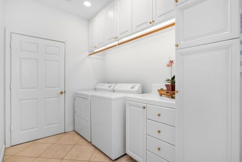 3304 Silver Oak Ln, Vista CA  92084-6614 exterior