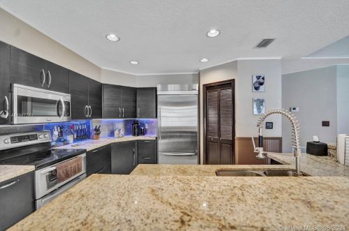 955 203 Ave, Hollywood FL  33029-3440 exterior