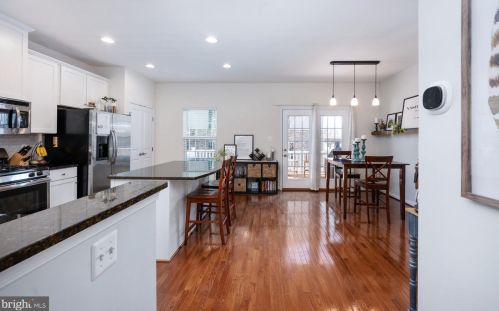 7009 Darbey Knoll Dr, Gainesville VA  20155-3634 exterior