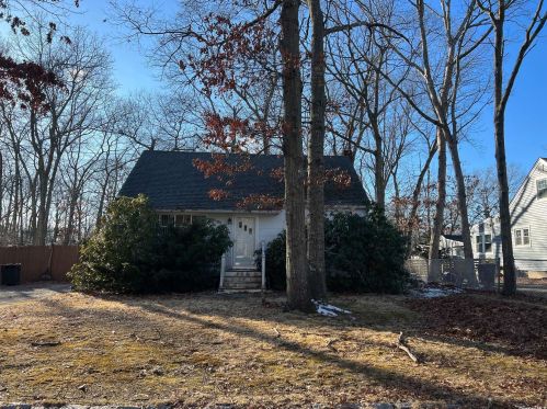28 Corchaug Trl, Panamoka, NY 11961-2227
