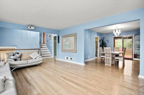240 Daisy Farms Dr, Scarsdale, NY 10583-6702