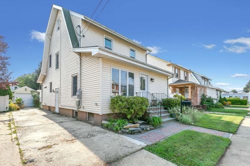 15 16th St, New Hyde Park NY  11040-4914 exterior