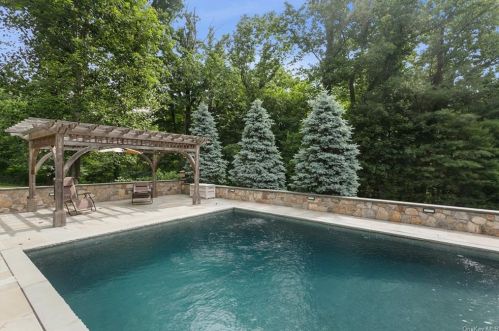 4 Elizabeth St, Scarsdale, NY 10583-1023