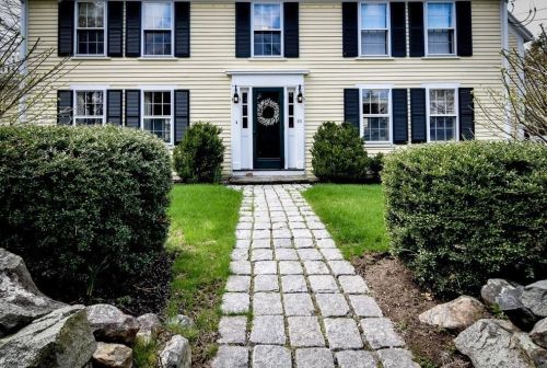 25 Strawberry Hill St, Dover, MA 02030-2251