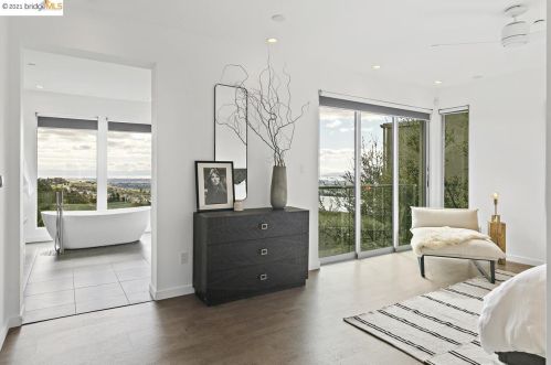 1560 Grand View Dr, Berkeley CA 94705-1637 exterior