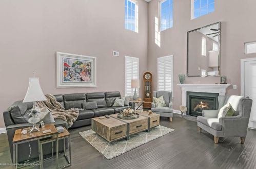 47 Sunset Dr, Tinton Falls NJ 07724 exterior