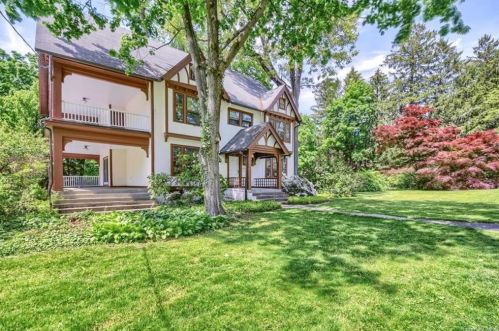 12 Pin Oak Ln, White Plains, NY 10606-3504
