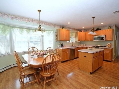30 Wyndham Ln, Holbrook, NY 11741-2885