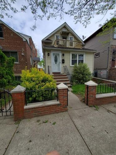 912 Quincy Ave, Bronx, NY 10465-1913