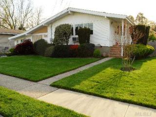 394 Jervis Ave, Copiague, NY 11726-5027