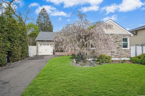248 7th St, North Lindenhurst, NY 11757-1127
