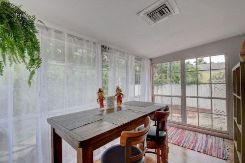 219 33rd St, West Palm Beach FL  33407-4907 exterior