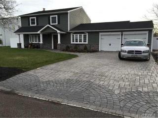 12 Patrician Ln, Gordon Heights, NY 11763-4417
