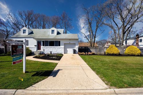 41 Brookes Rd, Babylon, NY 11703-4603
