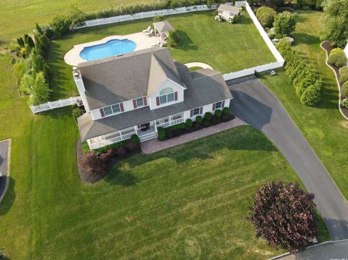 38 Nicholas Way, Baiting Hollow, NY 11933-1496