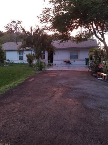 191 8th St, Naples, FL 34117-9350