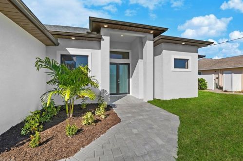 521 2nd St, Cape Coral, FL 33990-1106