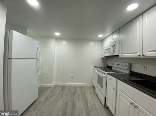 8458 Blue Oak Ct, Springfield VA  22153-3557 exterior