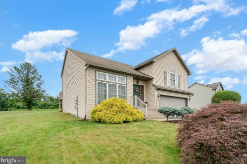 1137 Hunters Chase Ln, Lebanon, PA 17046-1572