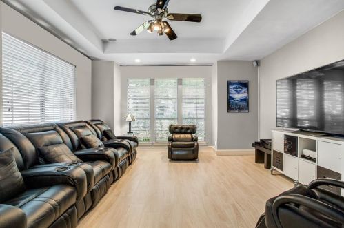 6745 Country Club Cir, Dallas TX  75214-4021 exterior