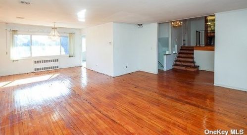 5 Montauk Ct, Westbury, NY 11590-2725