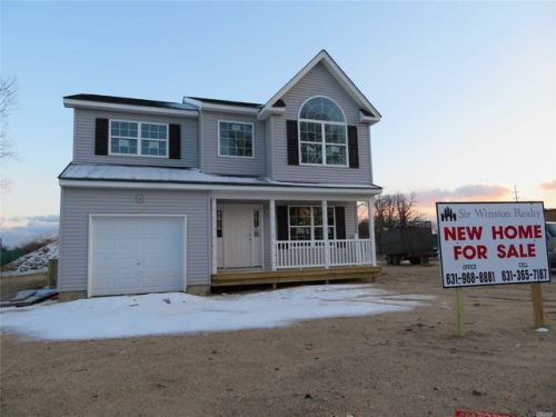 8 Brewster St, Bayshore, NY 11706-4112