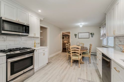 8 Valiant Ct, Mount Sinai NY  11766-2915 exterior