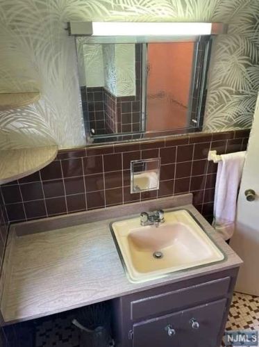 281 Lindbergh Blvd, Teaneck NJ  07666-6542 exterior