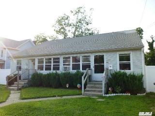 21 Laurel St, Canaan Lake, NY 11772-3530