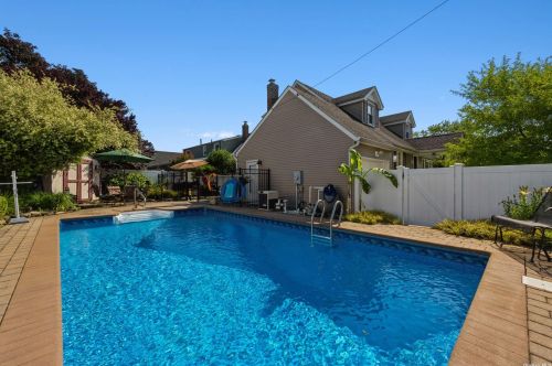 3766 Hudson Ave, Seaford NY  11783-2319 exterior