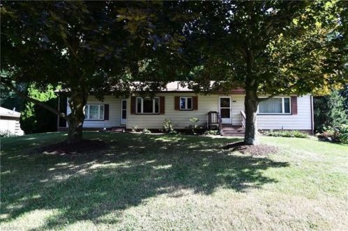 185 Woodsdale Dr, Mogadore, OH 44260-9006