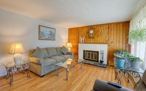 32 Maple View Dr, Waterbury CT  06716-1643 exterior