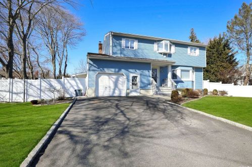 17 White St, Babylon, NY 11703-3509