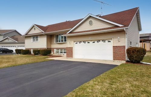 1142 Spyglass Ct, Twin Lakes, WI 53181-9496
