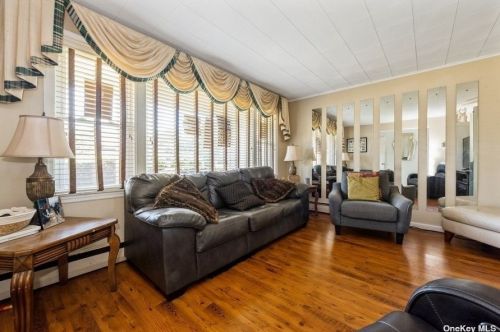3837 Debra Ct, Seaford, NY 11783-1239