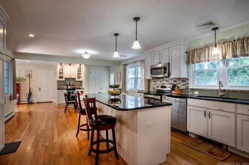 379 Glenwood Avenue Ext, Waterford CT  06385-3808 exterior