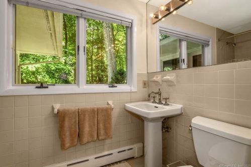 537 Rock Rimmon Rd, Stamford CT  06903-2333 exterior