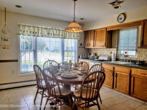 77 Mansfield Dr, Bricktown, NJ 08724-4906