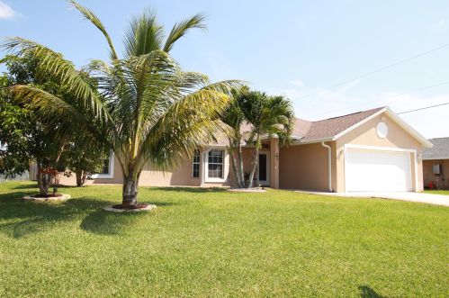 2480 Falcon Cir, Fort Pierce, FL 34953-2922