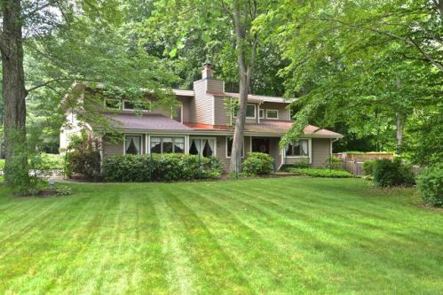 10 Katrina Cir, Bethel, CT 06801-3310