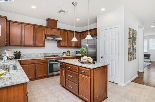 7056 Mariposa Ln, Pleasanton CA  94568-2569 exterior