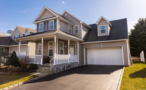 308 Center Oaks Trl, Bayshore, NY 11706-7147